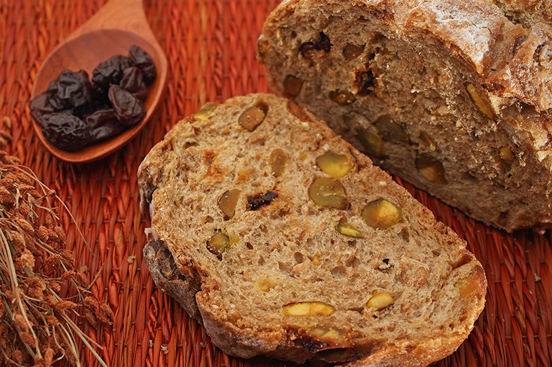 tökmagos kenyér az asztalon