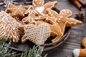 mézeskalács sütemények az asztalon