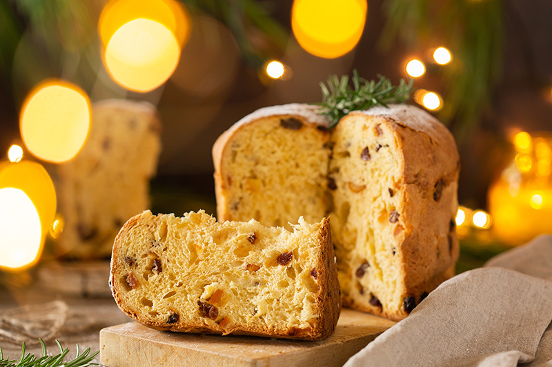 panettone az ünnepi asztalon