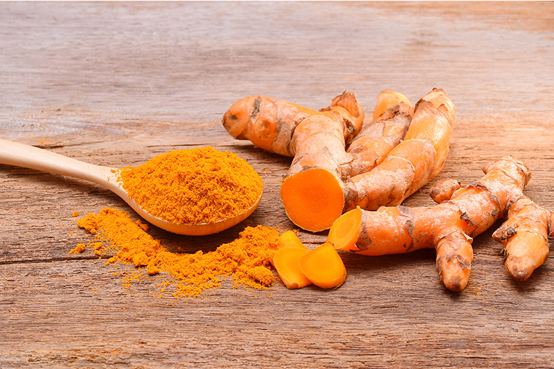 kurkuma egészben és őrölt formában