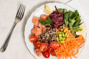 saláta a tányéron