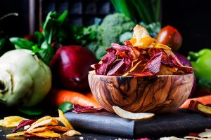 zöldségchips egy tálban