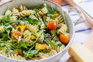 nyári tésztasaláta tányérban