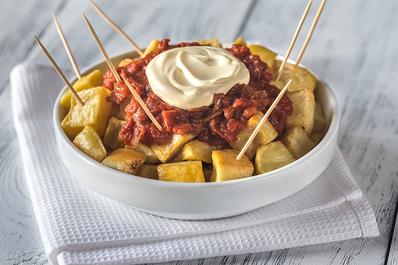 Patatas bravas tányérban