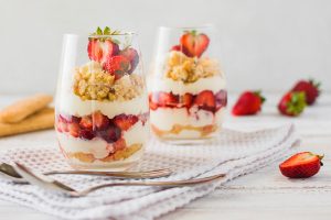 epres poharas desszert az asztalon